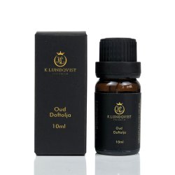 En lyxig och elegant doft med orientaliska inslag av toppnoterna svart vanilj och mysk. Dofterna vilar på oud som utvinns från a