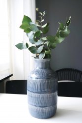 Blå keramik vas ifrån Madam Stoltz